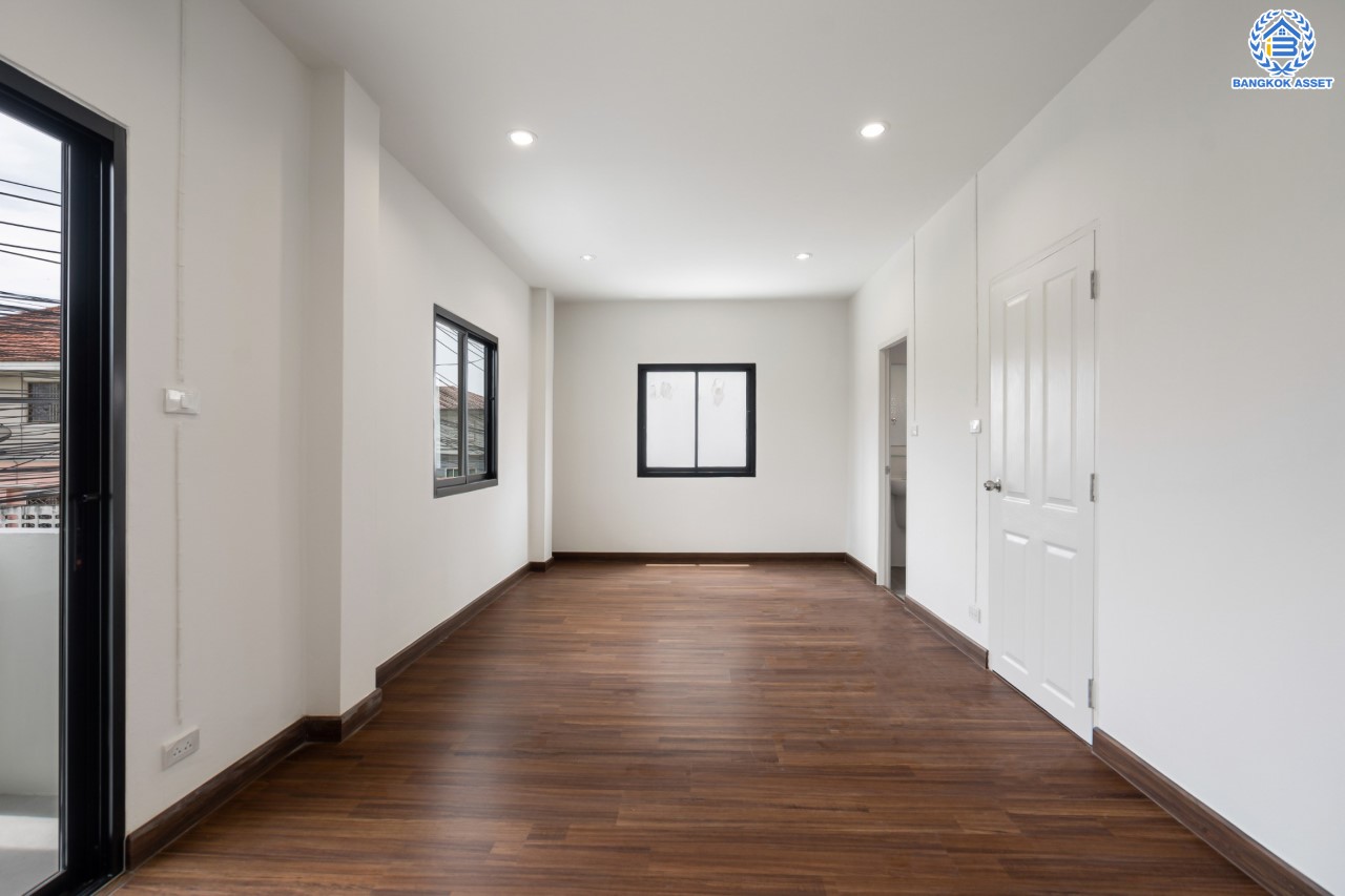 บ้านมือสองตกแต่งใหม่ 3 ชั้น โซนเศรษฐกิจ ซอยนวนิช ปากเกร็ด เนื้อที่ 23 ตร.ว. ฟังก์ชัน 3 ห้องนอน 3 ห้องน้ำ จอดรถได้ 1 คัน บนทำเลเมือง ใกล้เซ็นทรัลแจ้งวัฒนะ จุดขึ้นทางด่วนแจ้งวัฒนะ และรถไฟฟ้าสายสีชมพู "สถานีเลี่ยงเมืองปากเกร็ด"...